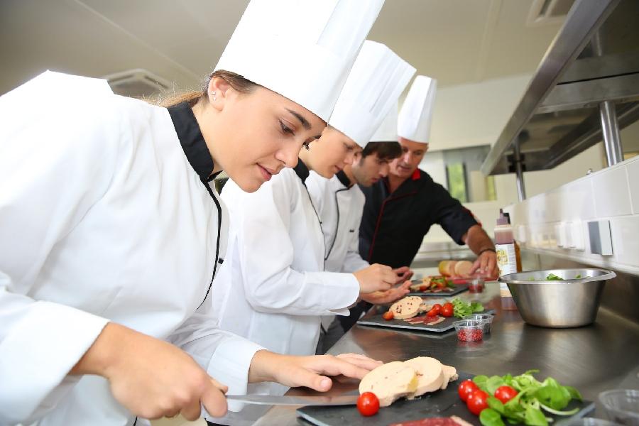 Hướng nghiệp Á Âu là một trong những nơi học nấu ăn ở Cần Thơ uy tín nhất