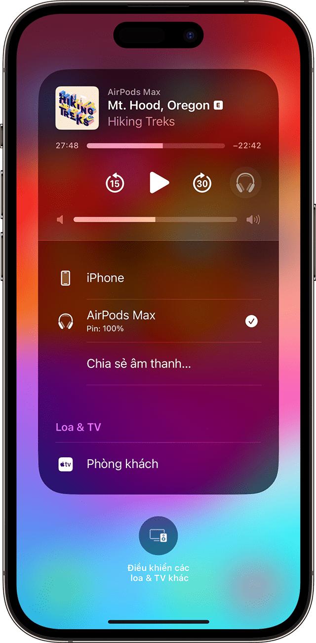 Trung tâm điều khiển của iPhone hiển thị AirPods dưới dạng tùy chọn để phát âm thanh.