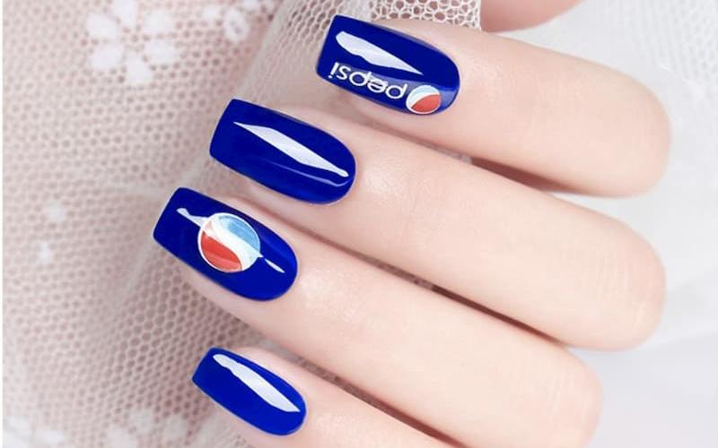 Nail xanh coban bóng đơn giản làm sáng da