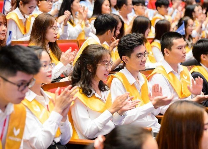 Hình ảnh đồng phục áo sơ mi trường đại học quốc tế VinUni