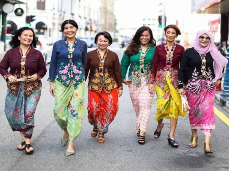 Kebaya tôn lên nét đẹp quyến rũ và sang trọng của phụ nữ Indonesia