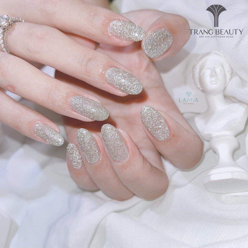 Mẫu nail cô dâu màu trắng kim tuyến ấn tượng